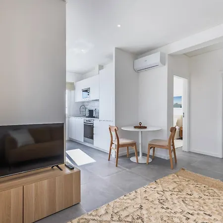 176 - Charming Riverview