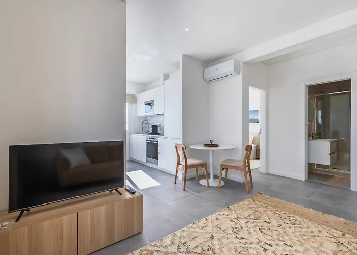 176 - Charming Riverview