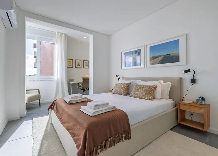 176 - Charming Riverview Oeiras