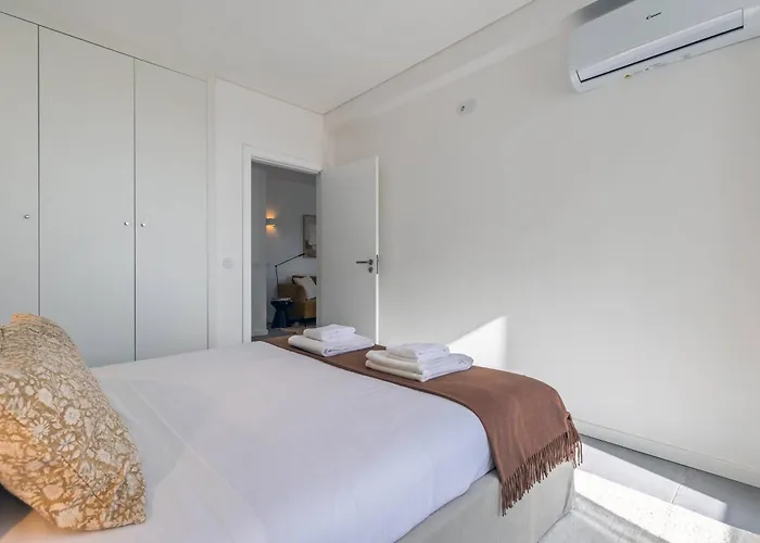 176 - Charming Riverview